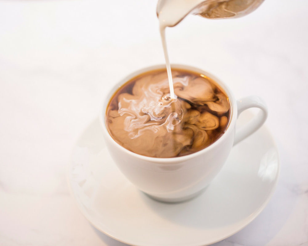 Abandonnez l'ajout de lait dans votre café pour savourer la pureté de ses arômes et saveurs uniques.