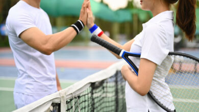 Découvrez comment exceller dans les sports de raquette en associant physique et tactique gagnante.