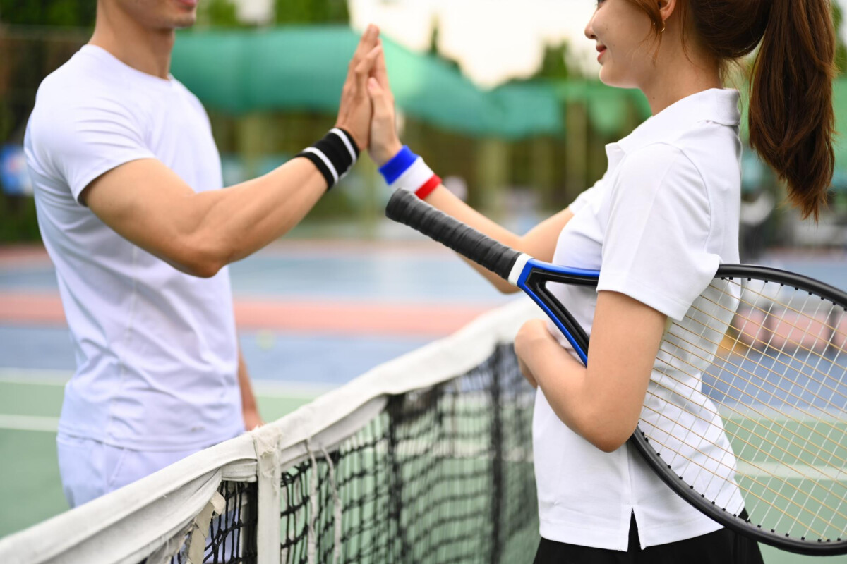 Découvrez comment exceller dans les sports de raquette en associant physique et tactique gagnante.