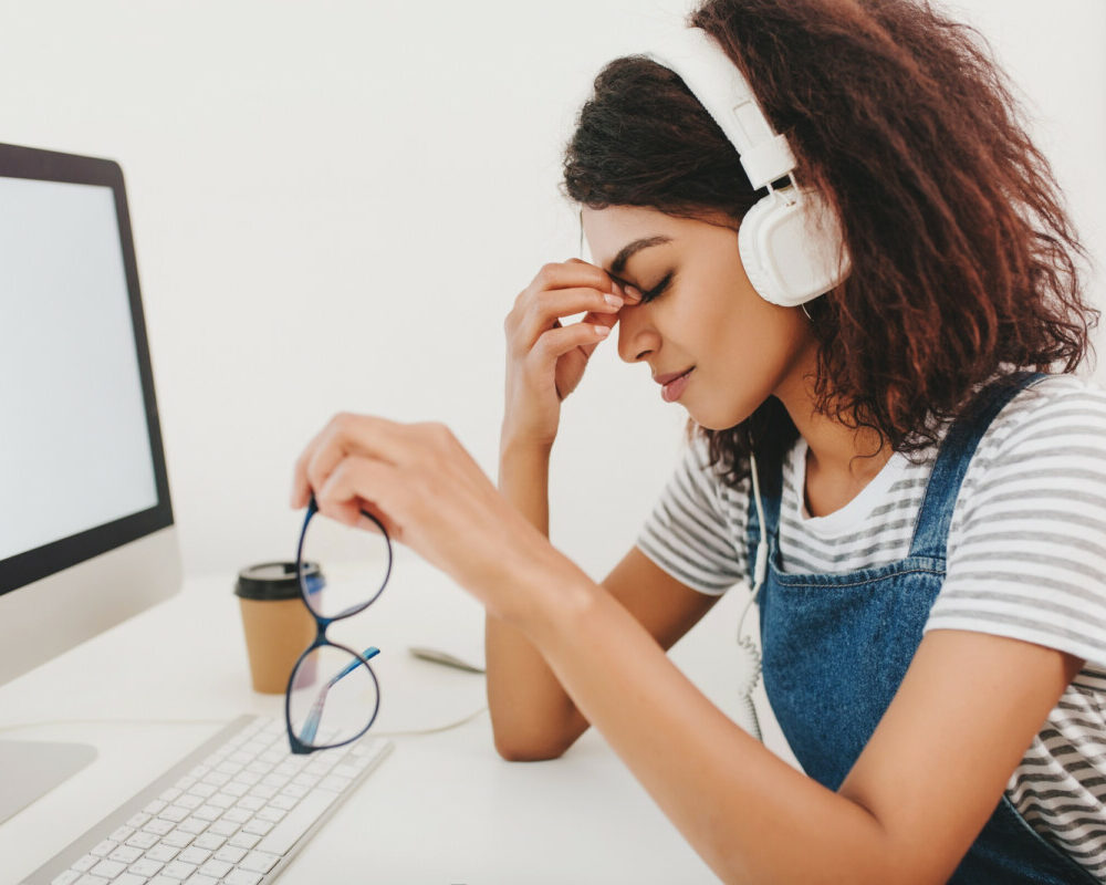 Santé oculaire comment préserver vos yeux de la fatigue due aux écrans ? Conseils essentiels pour une vision saine.