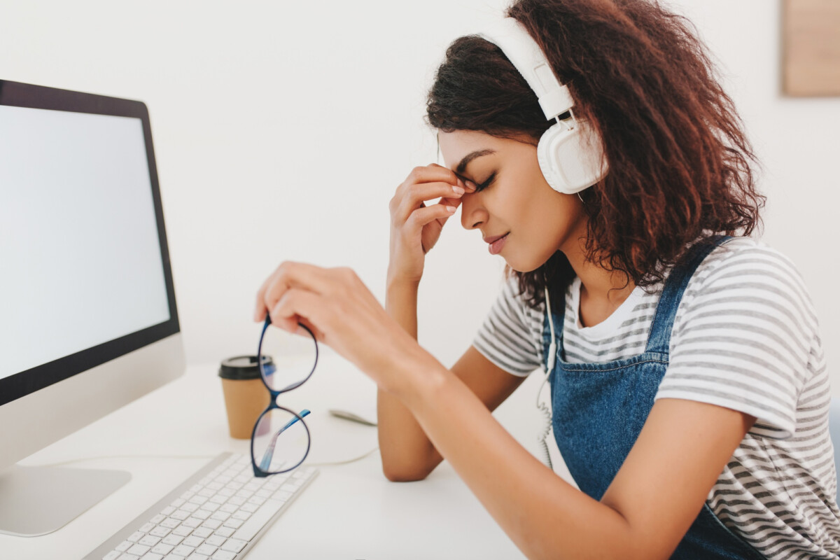 Santé oculaire comment préserver vos yeux de la fatigue due aux écrans ? Conseils essentiels pour une vision saine.