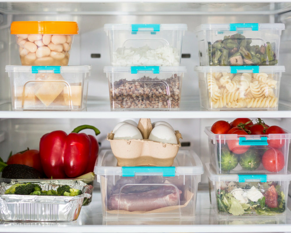 Optimisez l'organisation de votre frigo pour préserver la fraîcheur de vos aliments.