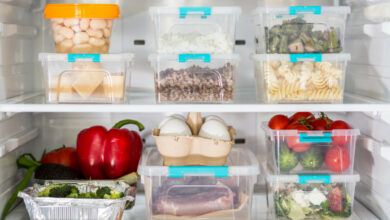 Optimisez l'organisation de votre frigo pour préserver la fraîcheur de vos aliments.