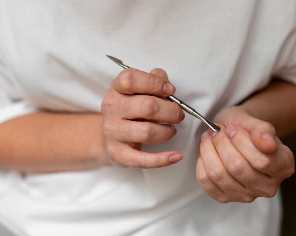 Peut-on vraiment développer une appendicite en se rongeant les ongles ? Découvrez la vérité.