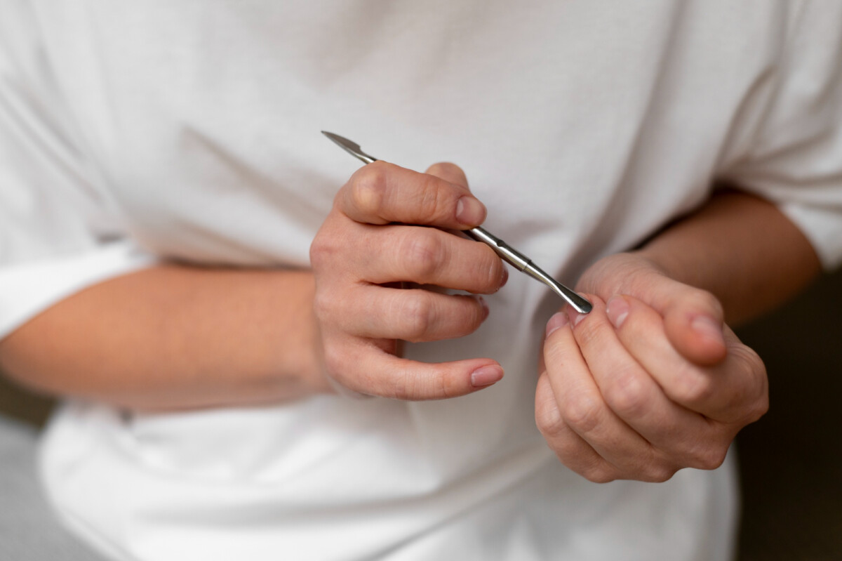 Peut-on vraiment développer une appendicite en se rongeant les ongles ? Découvrez la vérité.