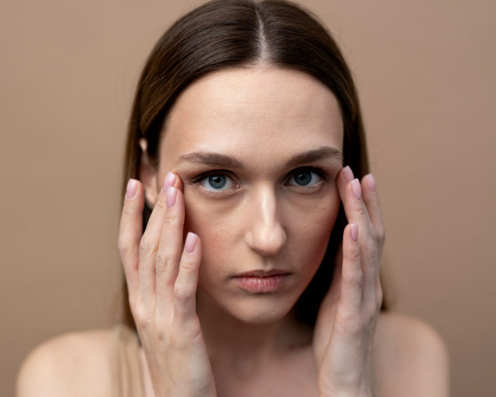 Découvrez l'origine des cernes et comment les atténuer pour un regard frais et reposé.