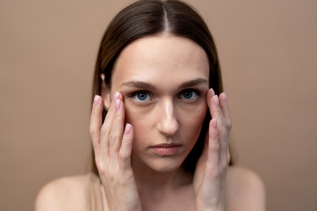 Découvrez l'origine des cernes et comment les atténuer pour un regard frais et reposé.