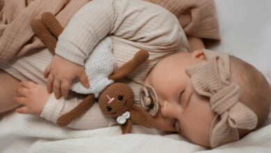 Des astuces efficaces pour apaiser la toux de bébé pendant la nuit