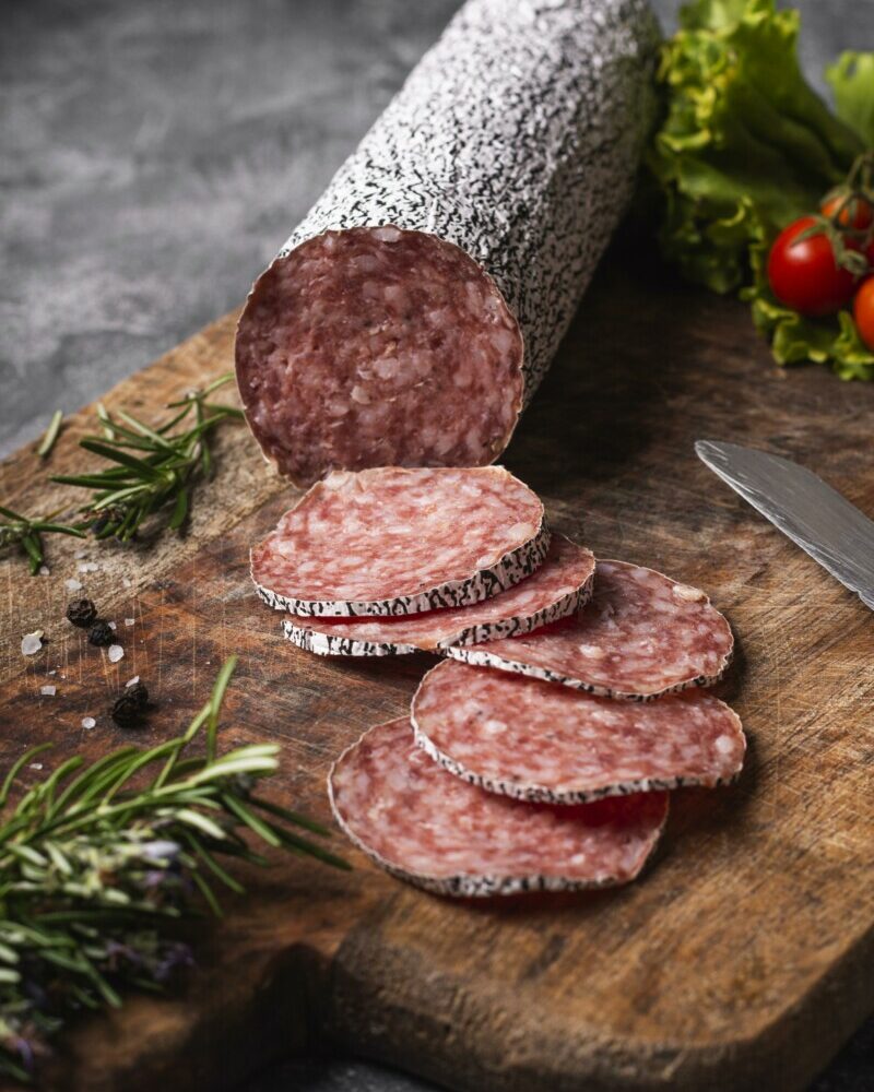 Gros plan sur le concept du délicieux salami