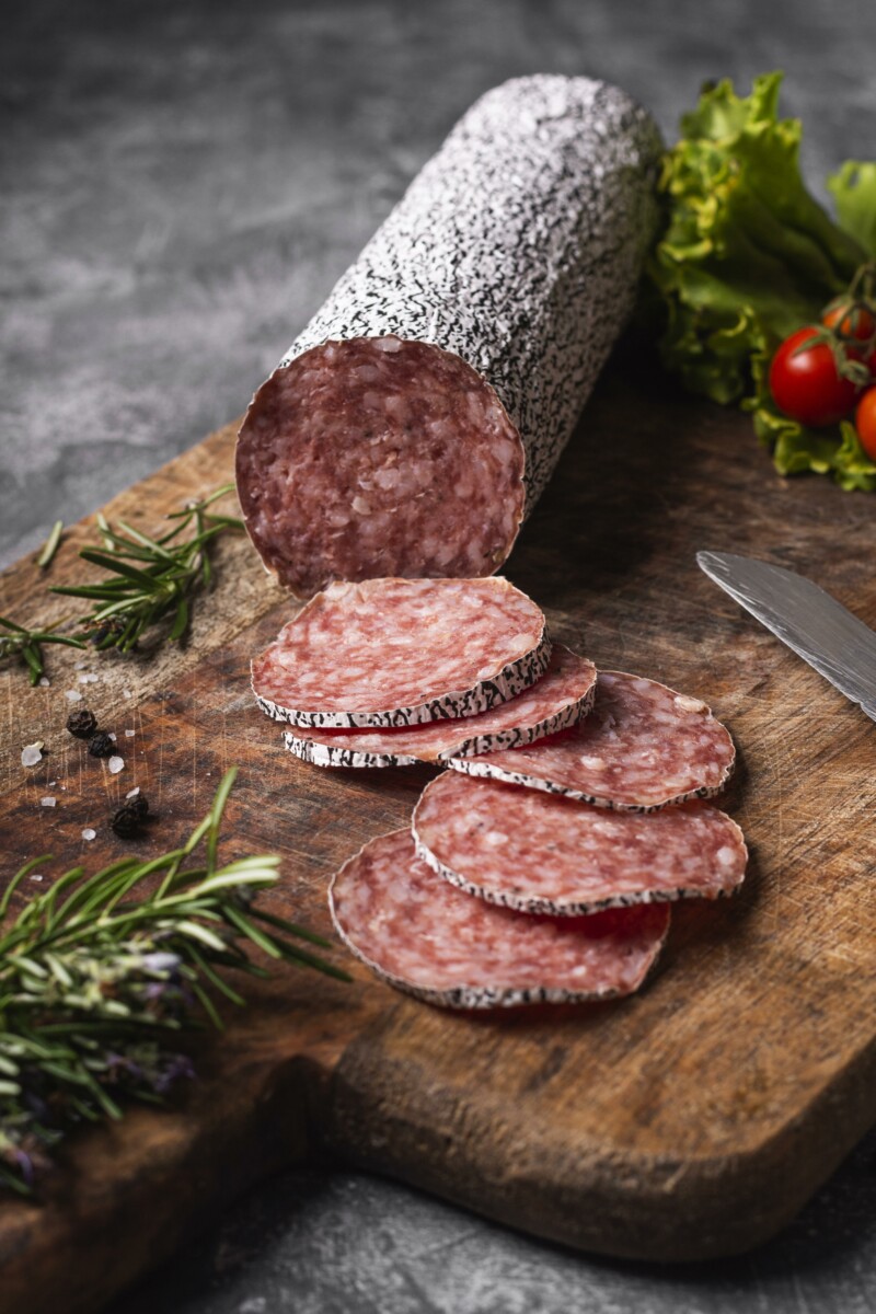 Gros plan sur le concept du délicieux salami