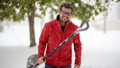 Pelleter la neige exercice hivernal pour renforcer votre santé et votre forme physique.