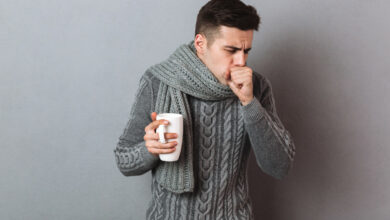 homme malade - pull-over - foulard - tasse de thé - toux