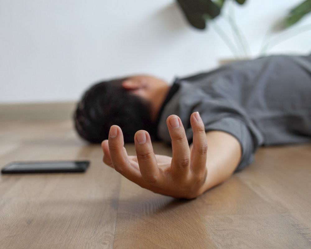 jeune homme inconscient couché sur le sol avec des crises d'épilepsie - maison - malaise - maison