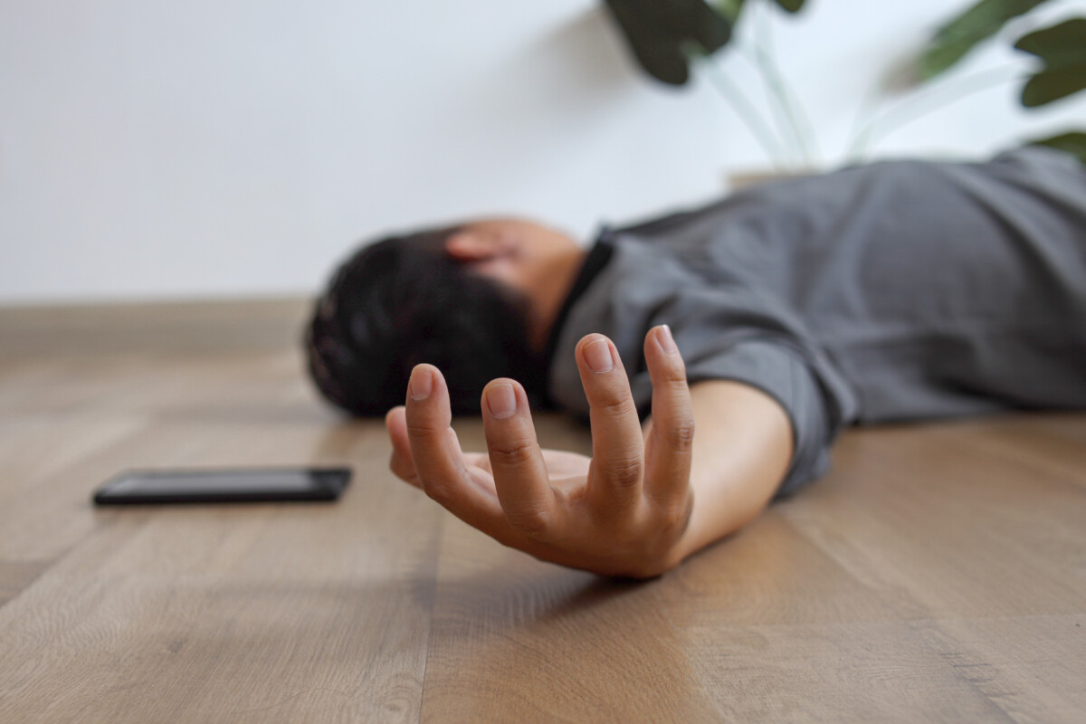 jeune homme inconscient couché sur le sol avec des crises d'épilepsie - maison - malaise - maison