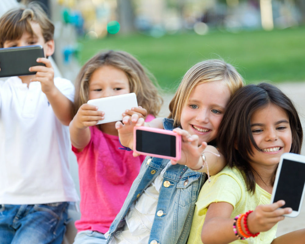 Savoir gérer l'impact des écrans sur les jeunes enfants pour un développement sain et équilibré.