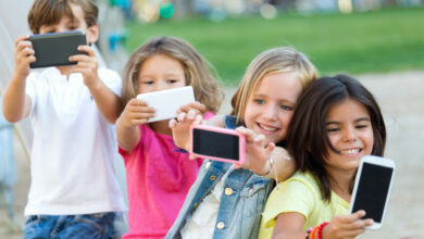 Savoir gérer l'impact des écrans sur les jeunes enfants pour un développement sain et équilibré.