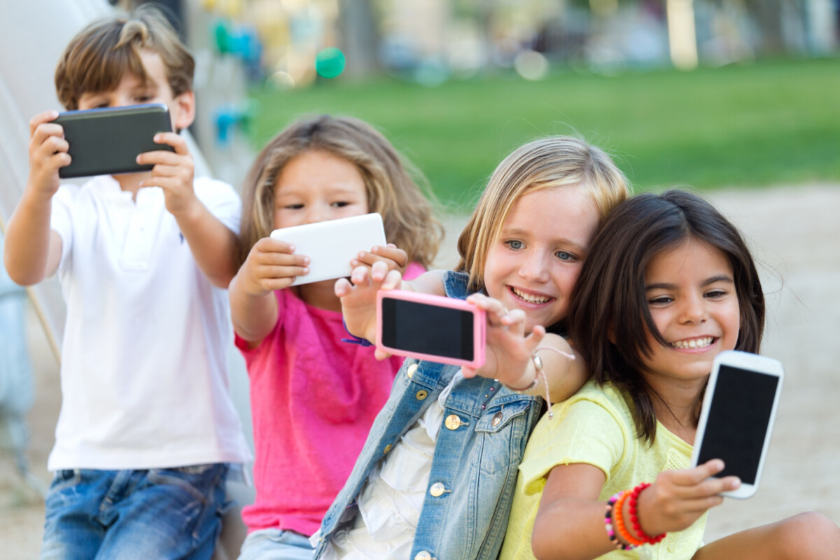 Savoir gérer l'impact des écrans sur les jeunes enfants pour un développement sain et équilibré.