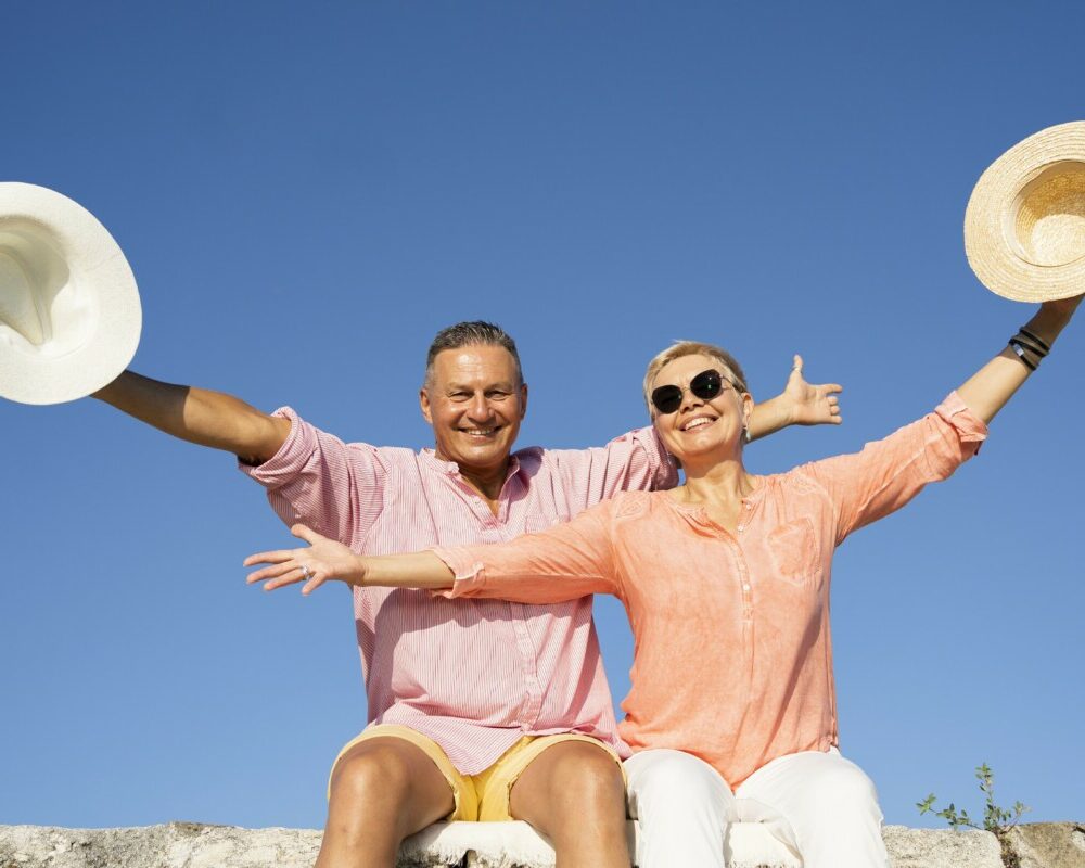 medium-shot-couple-sitting-cliff