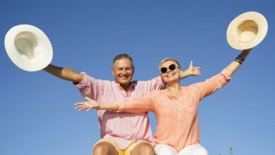 medium-shot-couple-sitting-cliff