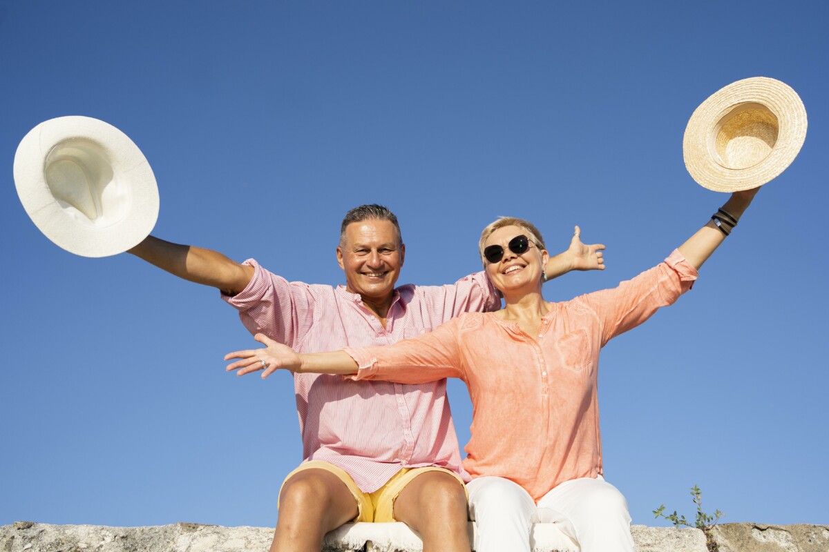 medium-shot-couple-sitting-cliff