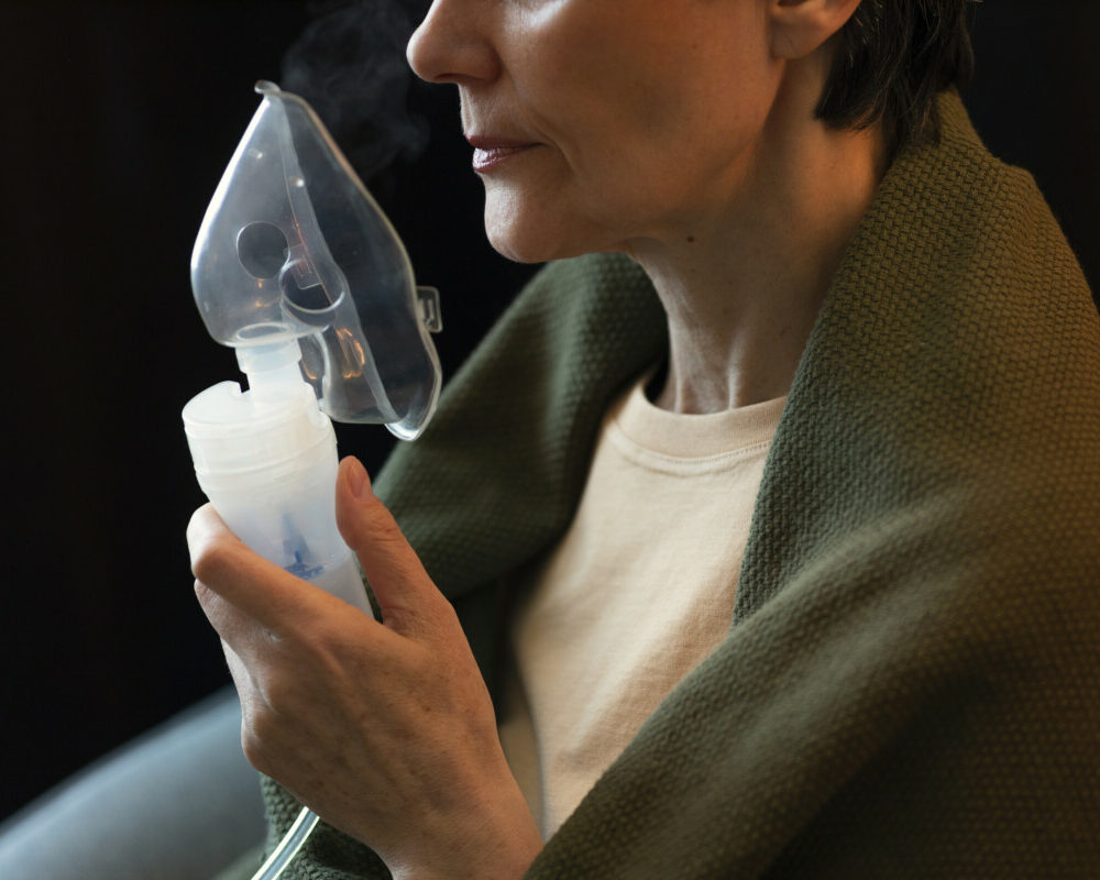 side-view-woman-using-nebulizer (1)