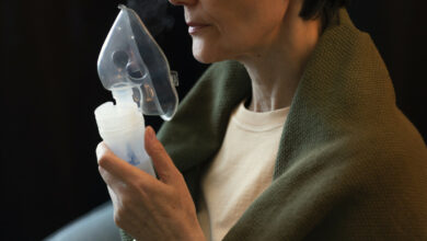 side-view-woman-using-nebulizer (1)