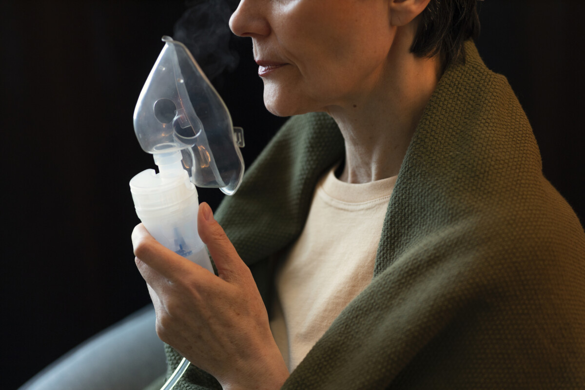 side-view-woman-using-nebulizer (1)