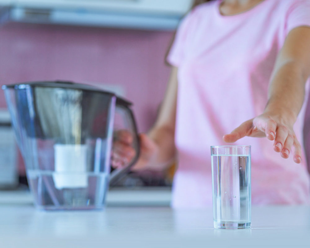 Sécurité de l'eau potable : Comprendre les risques des nanoplastiques et des pesticides.