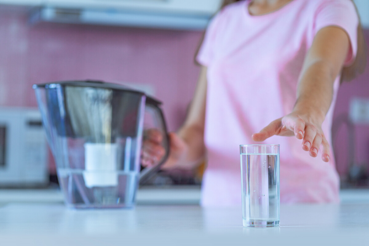 Sécurité de l'eau potable : Comprendre les risques des nanoplastiques et des pesticides.