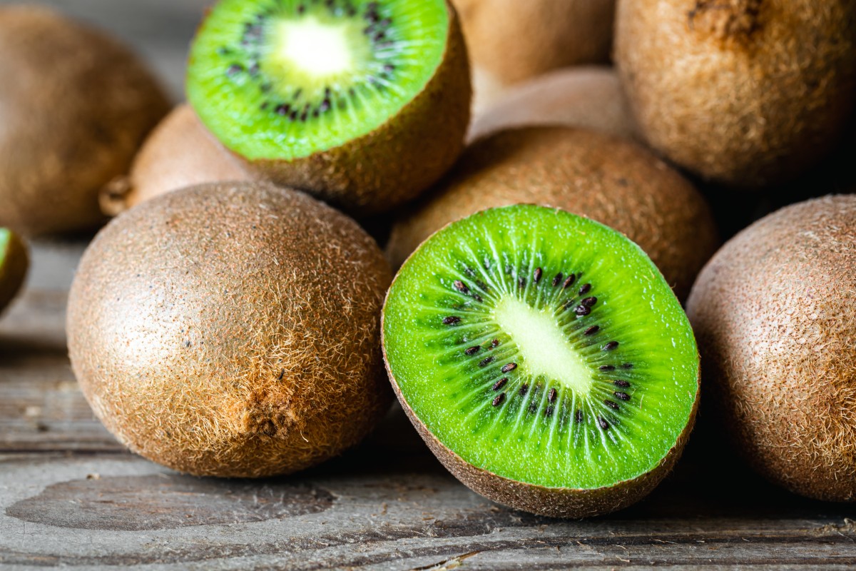 ripe-fruits-kiwi-cut-whole-close-up