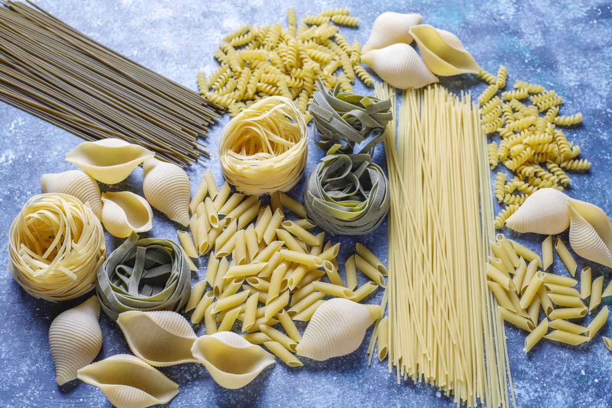 various-types-uncooked-pasta-glucides