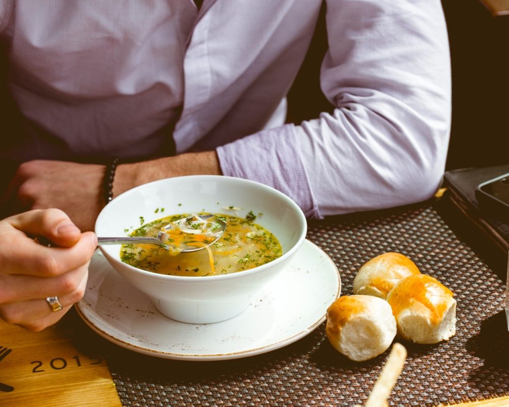 Saine ou à éviter ? Découvrez si dîner exclusivement de la soupe est bon pour la santé !