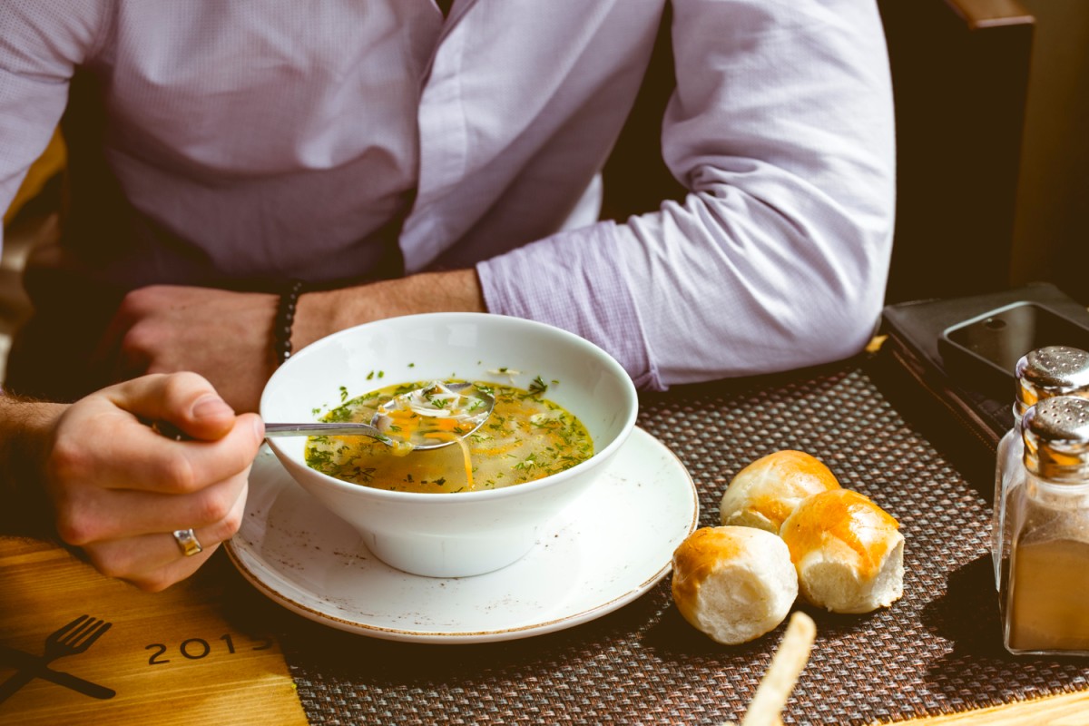 Saine ou à éviter ? Découvrez si dîner exclusivement de la soupe est bon pour la santé !