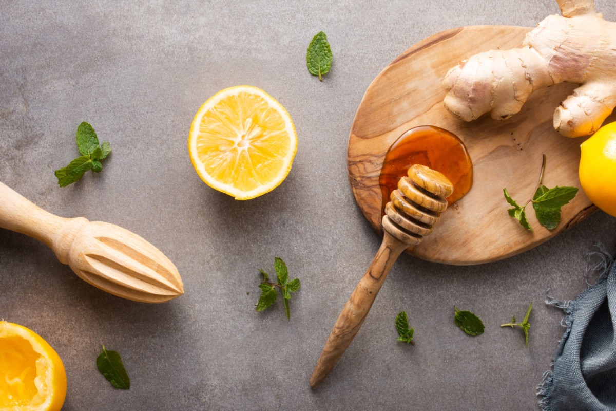 Soulagez la toux persistante avec la recette naturelle d'un médecin urgentiste : miel et citron.