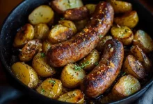 figatelli-recette-au-four-avec-pommes-de-terre-croustillantes-et-herbes-aromatiques