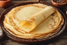 recette-30-crepes- maison-sur-assiette-en- bois